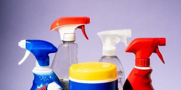 Bleach (Chlorine-Based) – Strong Stain Remover & Disinfectant